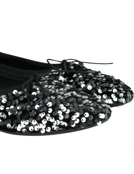 Lentejuelas en el modelo de SUNNY PELLICO Lentejuelas en el modelo de SUNNY PELLICO